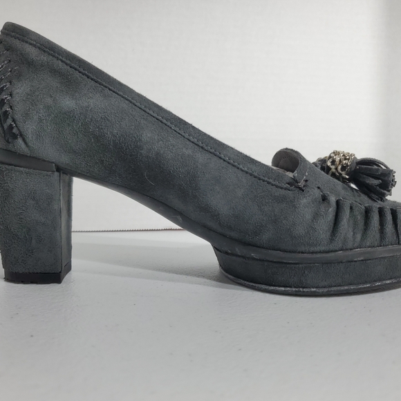 Stuart Weitzman Sz 7 Dark Gray/Black Suede Chunk Heels With Tasseld